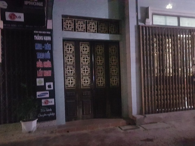Công an khám nhà cựu Trung tướng Phan Văn Vĩnh - 3
Một cửa vào căn nhà của ông Vĩnh ở mặt đường Hùng Vương, TP.Nam Định
