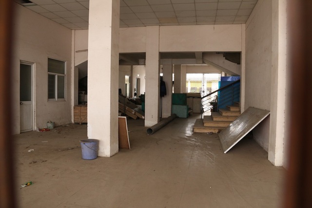Hà Nội: Bị dân chê, tòa nhà tái định cư hoang vắng sau hơn 10 năm hoàn thiện - 5
Bên trong tầng một của một đơn nguyên đồ đạc vứt lộn xộn, bụi bám thành mảng.
