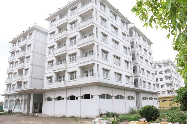 Hà Nội: Bị dân chê, tòa nhà tái định cư hoang vắng sau hơn 10 năm hoàn thiện - 2
Nằm tại vị trí đắc địa, có hạ tầng giao thông khá hoàn chỉnh, nằm sát hồ điều hòa, xung quanh nhiều biệt thự, chung cư xây mới rất đông người ở nhưng khu nhà tái định cư này lại không có bất cứ một hộ dân nào đến ở