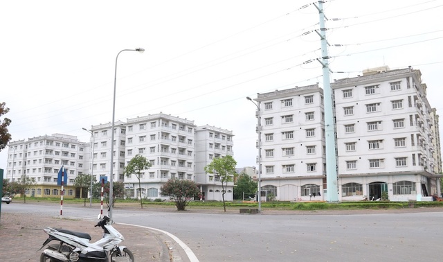 Hà Nội: Bị dân chê, tòa nhà tái định cư hoang vắng sau hơn 10 năm hoàn thiện - 1 Ba đơn nguyên với tổng số 150 căn hộ thuộc dự án nhà tái định cư do Handico3 đầu tư thuộc khu đô thị mới Sài Đồng được triển khai từ năm 2001-2006. Mục đích tái định cư tại chỗ khi thực hiện dự án giải phóng mặt bằng, mở rộng tuyến phố Sài Đồng nằm trong khu đô thị Sài Đồng (Long Biên, Hà Nội).