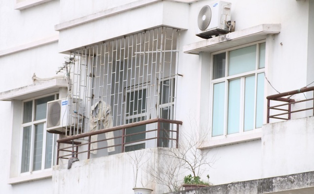 Hà Nội: Bị dân chê, tòa nhà tái định cư hoang vắng sau hơn 10 năm hoàn thiện - 10 Công nhân của xưởng nhôm kính tận dụng căn phòng phía bên trên để sinh sống. Đây là căn nhà hiếm hoi có người ở nhưng chỉ là đi thuê.