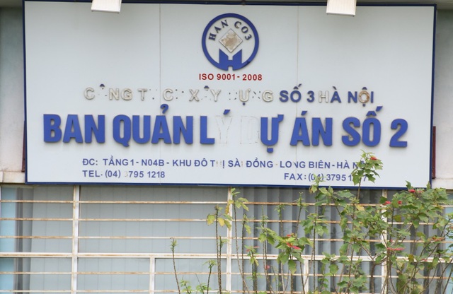 Hà Nội: Bị dân chê, tòa nhà tái định cư hoang vắng sau hơn 10 năm hoàn thiện - 11
Cửa văn phòng Ban quản lý dự án cũng bị bỏ hoang, cây cỏ dại bao phủ các lối vào. Những dòng chữ không còn nguyên vẹn.