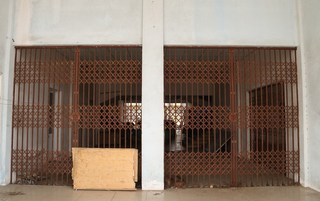 Hà Nội: Bị dân chê, tòa nhà tái định cư hoang vắng sau hơn 10 năm hoàn thiện - 3
Theo tìm hiểu của phóng viên, nguyên nhân của việc này là do xảy ra tình trạng khiếu kiện, một số hộ dân không đồng ý việc nhận tái định cư bằng căn hộ. Mặc dù đã xây dựng và hoàn thiện từ hơn 10 năm trước, đến nay vẫn đắp chiếu.