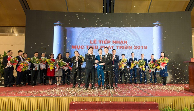 Năm 2018: Hải Phát Land xây dựng Hệ sinh thái BĐS khép kín đầu tiên tại Việt Nam - 1
Lễ tiếp nhận mục tiêu phát triển 2018 của Hải Phát Land.