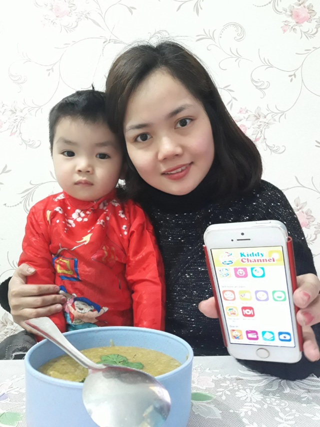 Cộng đồng mẹ bỉm sữa xôn xao trước ứng dụng chăm con mới - 1 Mẹ Nga vui vẻ bên cạnh bé Vĩnh Khang đang trong độ tuổi ăn dặm