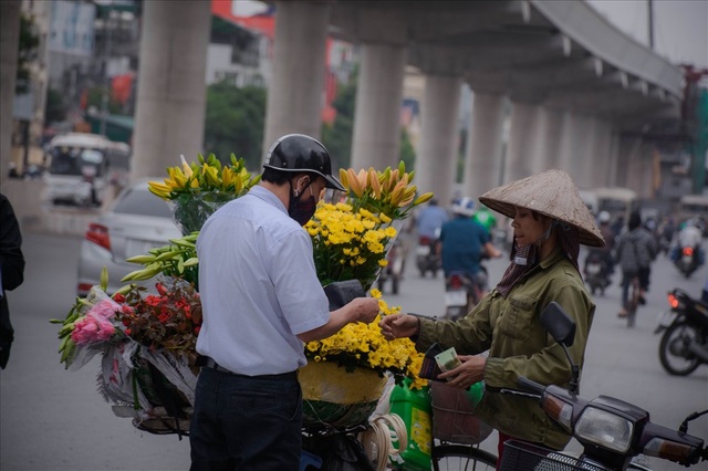 Tây Tựu: Người trồng hoa loa kèn có thực sự trúng lớn? - 7 Thời điểm hiện tại, giá bán buôn tại vườn dao động khoảng 60.000đ đến 80.000đ/ 100 bông loa kèn. Trên các con phố, hoa loa kèn được bán lẻ với giá 20.000đ/ 30 bông.