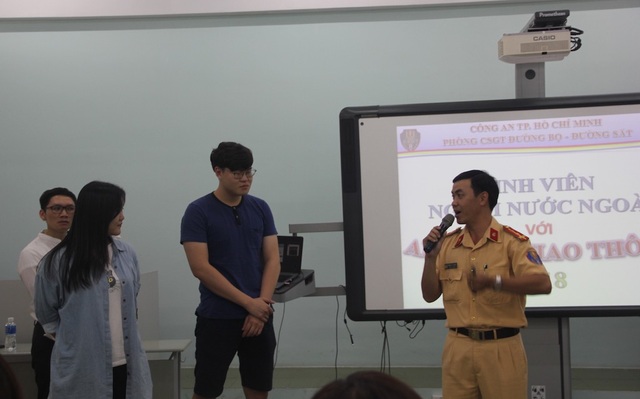 Sinh viên nước ngoài được học về kiến thức an toàn giao thông tại Việt Nam - 1 Đại diện Phòng CSGT đường bộ - đường sắt TPHCM hướng dẫn cho các sinh viên Hàn Quốc về các quy tắc giao thông tại Việt Nam