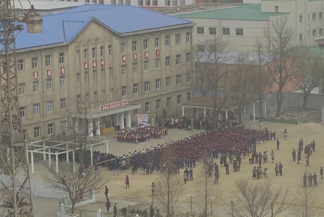 Các học sinh tại trường tiểu học Dongheung ở Bình Nhưỡng tập trung tại sân trường trước khi vào lớp ngày thứ Hai.