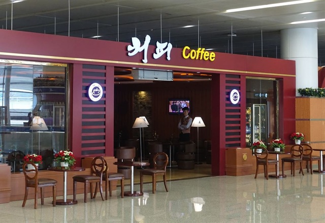 Ảnh hiếm về Triều Tiên qua ống kính phóng viên Hàn Quốc - 9 Cửa hàng cafe tại sân bay quốc tế Sunan.