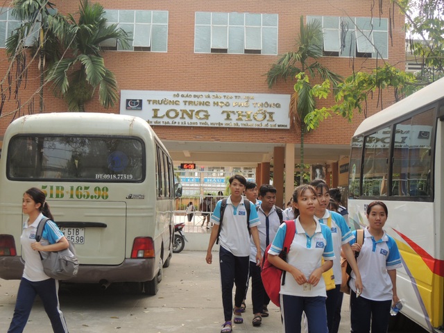 Vụ “cô giáo không giảng bài”: TPHCM chỉ đạo chuyển trường ngay cho em Phạm Song Toàn - 3
Em Phạm Song Toàn đang chịu nhiều áp lực tại trường sau khi phản ánh sự việc. Trong ảnh: Học sinh Trường THPT Long Thới (Nhà Bè, TPHCM).