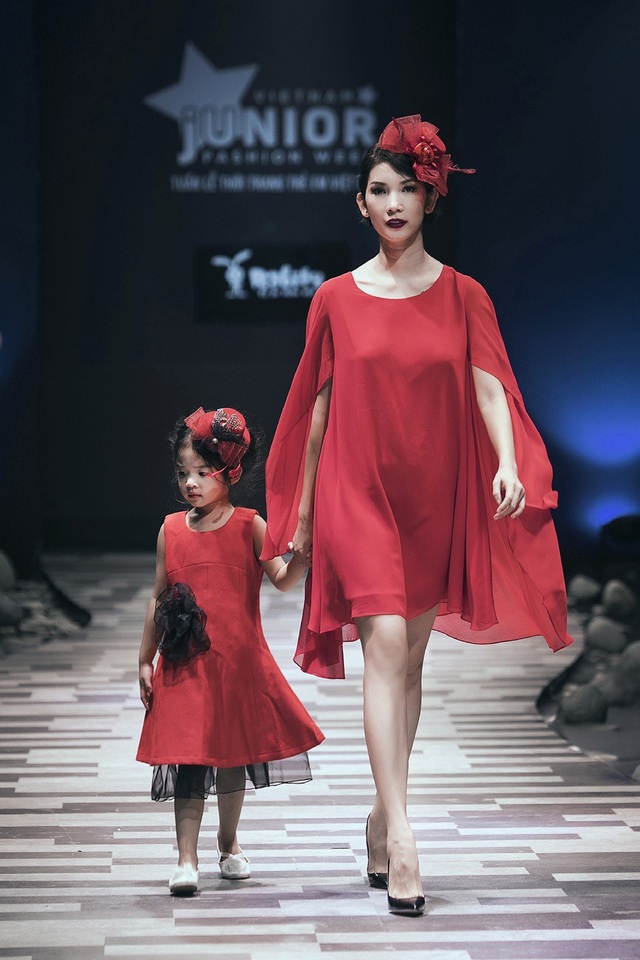 Xuân Lan tiết lộ về "góc tối" của nghề và chuyện cấm học trò đi... tiếp khách - 2 Xuân Lan và bé Thỏ - con gái trên sàn diễn thời trang Tuần lễ thời trang trẻ em Việt Nam 2017.