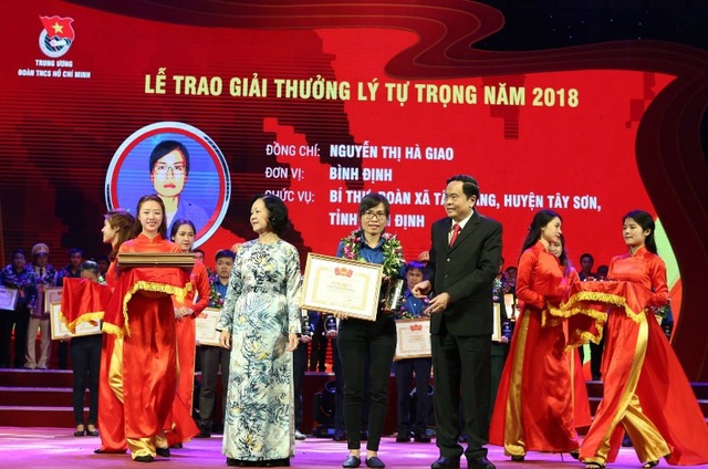 Cô gái đất võ Tây Sơn duy nhất nhận giải thưởng Lý Tự Trọng 2018 - 1 Bí thư Xã đoàn Tây Giang, Nguyễn Thị Hà Giao (giữa) là cán bộ Đoàn duy nhất của tỉnh Bình Định giành giải thưởng Lý Tự Trọng 2018.