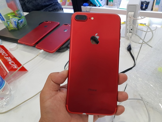 iPhone cũ bán chạy trong đợt nghỉ lễ dài ngày - 2 iPhone 7 Plus màu đỏ cũng là mặt hàng đang hút khách