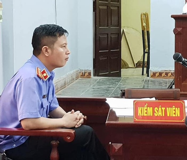 Bị cáo nộp tài liệu gây “chấn động” phiên tòa hình sự tại Hưng Yên! - 3
Kiểm sát viên Mai Văn Tuyên tại phiên tòa cho biết không nhờ bà Hoàng Thị Thanh Huyền, viện phó VKSND huyện Ân Thi gặp anh rể bị cáo Chung để có cuộc trao đổi kỳ lạ đã được lập vi bằng.