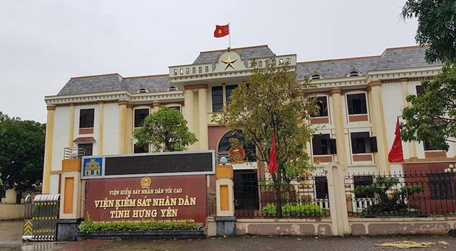 Bị cáo nộp tài liệu gây “chấn động” phiên tòa hình sự tại Hưng Yên! - 4
VKSND tỉnh Hưng Yên trả lời TAND tỉnh Hưng Yên rằng: Kiểm sát viên Mai Văn Tuyên hay lãnh đạo không có chỉ đạo, không nhờ kiểm sát viên Huyền. Việc kiểm sát viên Hoàng Thị Thanh Huyền có sai sót về mặt phát ngôn, VKSND tỉnh Hưng Yên sẽ xử lý theo quy định của ngành.
