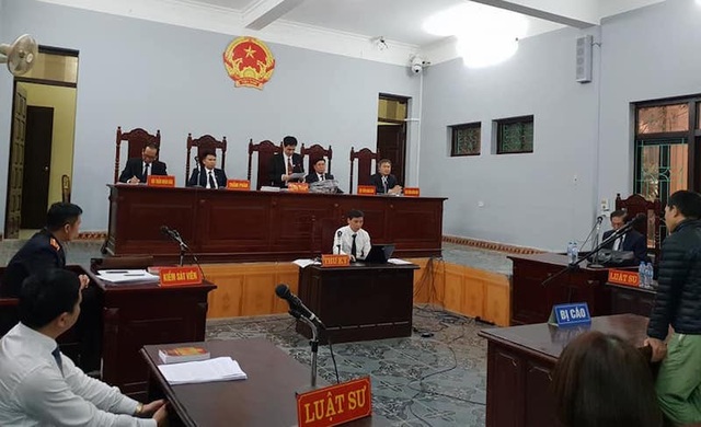 Bị cáo nộp tài liệu gây “chấn động” phiên tòa hình sự tại Hưng Yên! - 1
Sáng ngày 6/4/2018, TAND tỉnh Hưng Yên đã mở phiên tòa xét xử sơ thẩm vụ án với bị cáo Đỗ Văn Chung với thẩm phán, Chủ tọa phiên tòa là ông Nguyễn Đồng Dực.