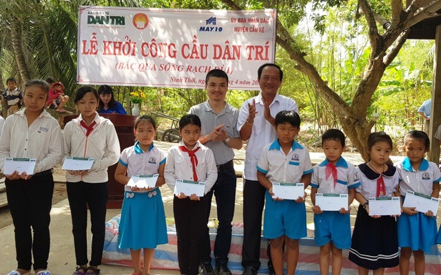 Khởi công xây dựng cầu Dân trí thứ 14 ở tỉnh Trà Vinh - 7
Nhà báo Phạm Tuấn Anh trao tặng 20 suất học bổng từ Quỹ Nhân ái đến các em học sinh có hoàn cảnh đặc biệt khó khăn nhân dịp khởi công cầu Dân trí tại ấp Rạch Đùi