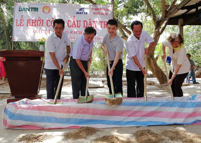 Khởi công xây dựng cầu Dân trí thứ 14 ở tỉnh Trà Vinh - 4 Nhà báo Phạm Tuấn Anh - Phó Tổng biên tập báo Dân trí, ông Trương Thanh Long - Phó Bí thư Huyện ủy Cầu Kè cùng các đại biểu thực hiện nghi thức khởi công cầu Dân trí