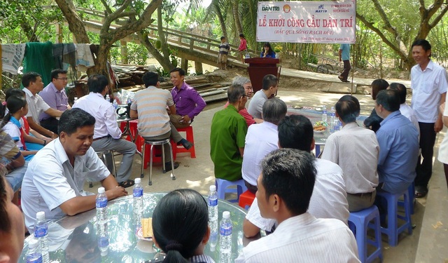Khởi công xây dựng cầu Dân trí thứ 14 ở tỉnh Trà Vinh - 5 Đông đảo người dân ấp Rạch Đùi đến dự lễ khởi công xây dựng cầu Dân trí.