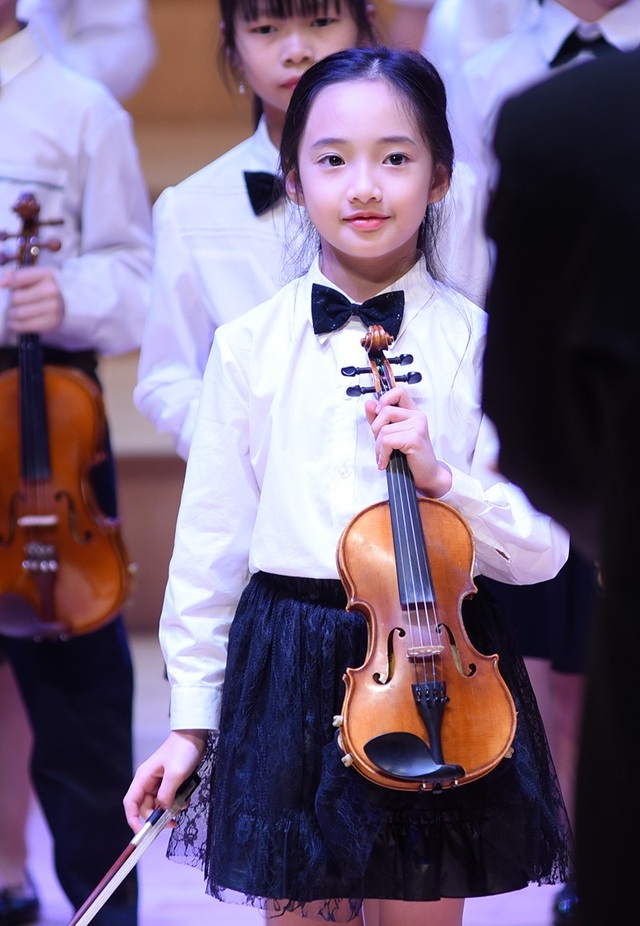 Thần thái xuất sắc, em gái Hà Nội được ví như "thiên thần violin" - 1 Vẻ đẹp thanh khiết và thần thái của Bảo Anh khi cầm đàn violin