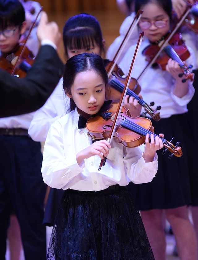 Thần thái xuất sắc, em gái Hà Nội được ví như "thiên thần violin" - 2 Thần thái xuất sắc, em gái Hà Nội được ví như "thiên thần violin" - 2