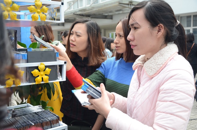 “Thời đại 4.0 nhưng nhiều giáo viên đang ở mức 1.0” - 2
Các giáo viên tại Ngày hội CNTT Hà Nội lần thứ IV. Ngày hội diễn ra trong hai ngày 6 - 7/4 tại Trường THPT chuyên Nguyễn Huệ (Hà Nội). (Ảnh: Tô An)