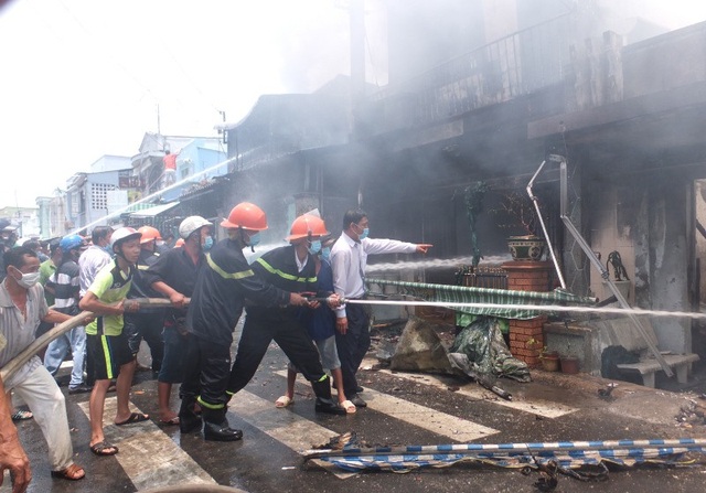 Lửa bốc lên ngùn ngụt giữa trưa, 7 căn nhà bị thiêu rụi - 3 Hiện trường vụ cháy