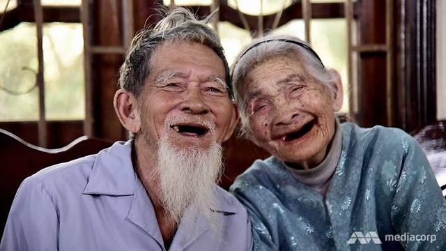 Báo nước ngoài viết về cặp vợ chồng già giữ nghề trồng rau sạch ở Việt Nam - 1 Cụ ông Le Van So và cụ bà Nguyen Thi Loi (Ảnh: Mediacorp)