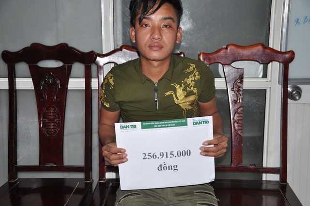 Hơn 256 triệu đồng đến với bé 4 tuổi ngã vào nồi cám lợn - 3 Em Sá nhận món quà của bạn đọc báo điện tử Dân trí tại VP khoa Hồi sức cấp cứu.