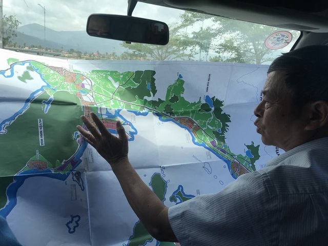 Chân dung “siêu cò” kiếm hai chục tỷ trong hai tháng tại KKT Vân Phong - 1 Chú Hệ giới thiệu tiềm năng đất Vân Phong.