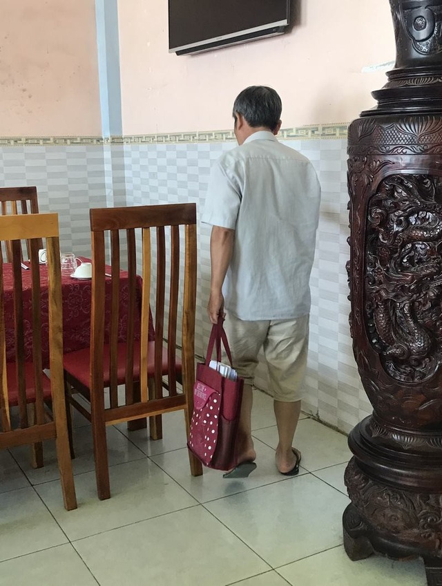 Chân dung “siêu cò” kiếm hai chục tỷ trong hai tháng tại KKT Vân Phong - 4 Cần mẫn, kiên trì với công việc hàng ngày tiếp khách tìm mua đất.