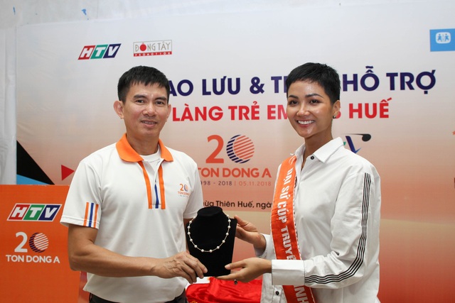 Hoa hậu H’Hen Niê giao lưu về tặng quà cho làng trẻ em SOS tại Huế