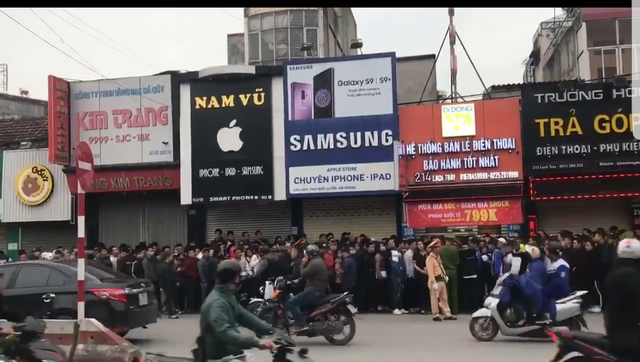 Tung “chiêu” bán iphone giảm giá sốc khiến đường phố náo loạn - 2
Một người lên mạng xã hội tự xưng là Hoàng Ngọc Võ, chủ cửa hàng trên ho rằng do lượng người đến quá đông nên mất kiểm soát tình hình (ảnh cắt từ clip Fb Hoàng Ngọc Võ)