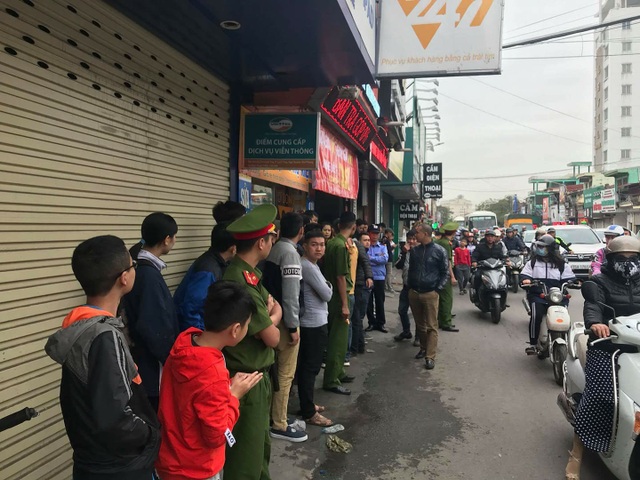 Tung “chiêu” bán iphone giảm giá sốc khiến đường phố náo loạn - 3 Lực lượng công an phường đã phải có mặt, yêu cầu chủ cửa hàng đóng cửa và giải tán đám đông để đảm bảo ANTT (ảnh Fb Võ Hoàng Ngọc)