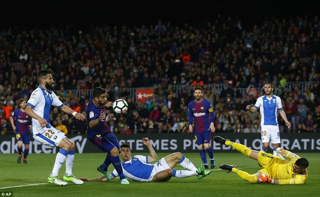 Messi lập hattrick, Barcelona tiến gần ngôi vô địch La Liga - 3
Luis Suarez bỏ lỡ khá nhiều cơ hội ở trận đấu này
