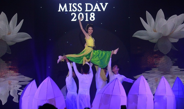 Nữ sinh HV Ngoại giao trổ tài hát chầu văn, múa lụa hoành tráng - 1 Tiết mục hát múa “Giấc mơ trưa” của thí sinh Lê Ngọc Thùy Dương