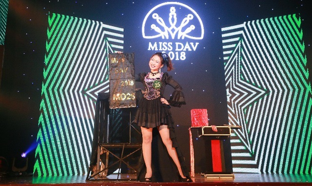 Nữ sinh HV Ngoại giao trổ tài hát chầu văn, múa lụa hoành tráng - 9 Hoàng Hà Thu đầy bí ẩn khi trình diễn ảo thuật