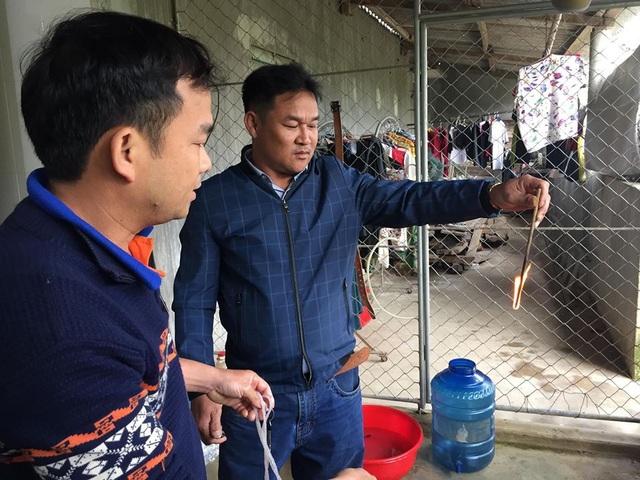 Giếng nước nhiễm dầu ở Hà Tĩnh: Hiện tượng rất bất thường! - 2
Người dân nhúng đũa vào nước múc lên từ giếng nước khi châm lửa thì bốc cháy như thế này
