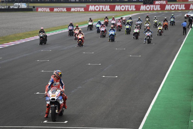 Những va chạm nguy hiểm của Marquez đã làm lu mờ chiến thắng của Crutchlow - 2 Những va chạm nguy hiểm của Marquez đã làm lu mờ chiến thắng của Crutchlow - 2
