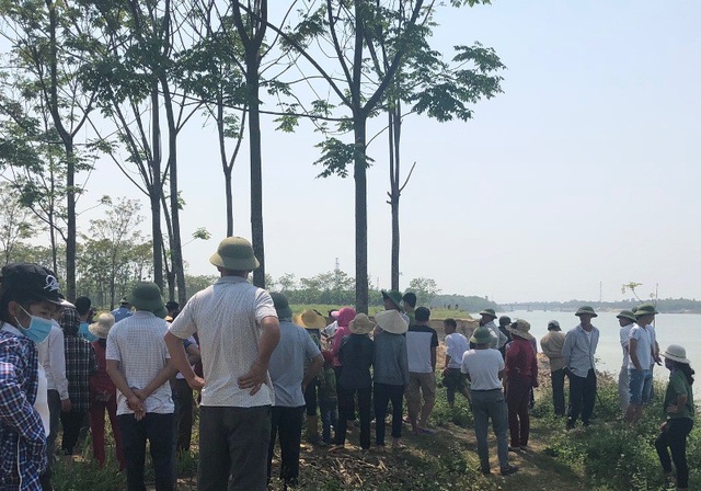 Hàng trăm người tập trung tại ủy ban xã phản đối cát tặc - 2 Người dân cũng đã tập trung đến bờ sông nơi xảy ra tình trạng khai thác cát ảnh hưởng đến diện tích sản xuất để phản đối