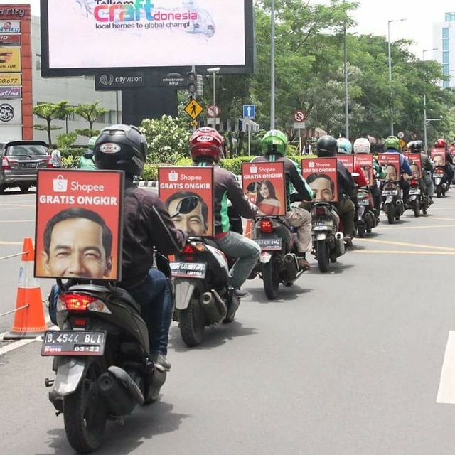 Không chạy xe ôm, đi xe máy vẫn có thể kiếm tiền - 1
Người đi xe máy Indonesia có thể kiếm thêm thu nhập nhờ chạy quảng cáo