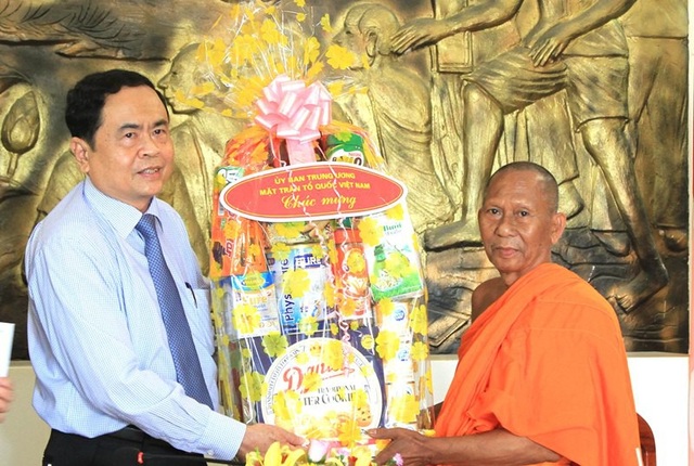 Chủ tịch UBTƯ Mặt trận Tổ quốc Việt Nam chúc Tết cổ truyền của đồng bào Khmer - 2 Chủ tịch Trần Thanh Mẫn tặng quà Hoà thượng Thạch Sok Xane, Phó Chủ tịch Thường trực Hội đoàn kết sư sãi yêu nước tỉnh Trà Vinh