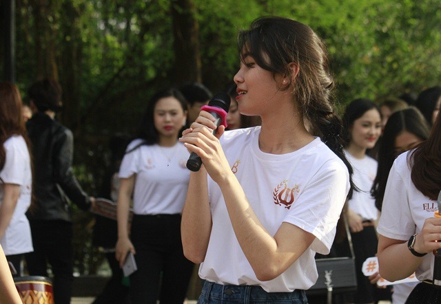 Nữ sinh Nhạc viện xuống phố cover “Tình đơn phương” bằng nhạc cụ dân tộc - 3 Nữ sinh Nhạc viện xuống phố cover “Tình đơn phương” bằng nhạc cụ dân tộc - 3