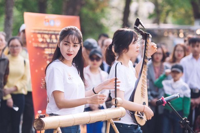 Nữ sinh Nhạc viện xuống phố cover “Tình đơn phương” bằng nhạc cụ dân tộc - 1 Các thí sinh tự tin thể hiện tài năng và tỏa sáng trên phố đi bộ