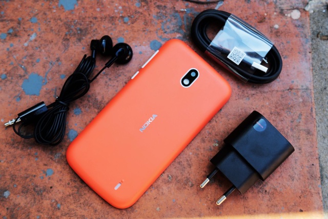 Đập hộp smartphone rẻ nhất của Nokia tại Việt Nam - 2 Mẫu sản phẩm bán ra tại thị trường Việt đi kèm tai nghe, cáp sạc micro USB và củ sạc.