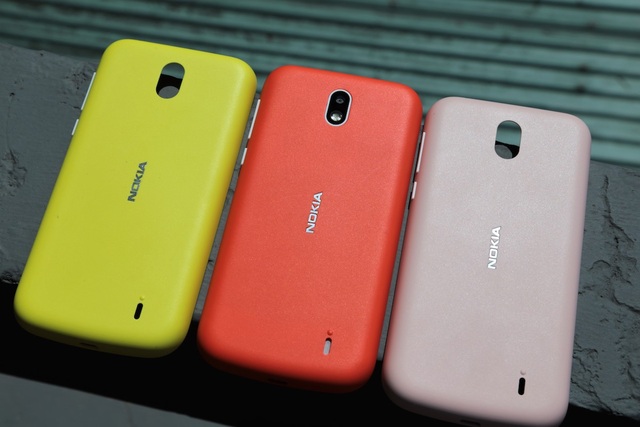 Đập hộp smartphone rẻ nhất của Nokia tại Việt Nam - 4 Hãng trước đó cho biết, lối thiết kế này giúp người dùng có thể mua sắm thêm một số vỏ màu sắc khác để thay thế dễ dàng.