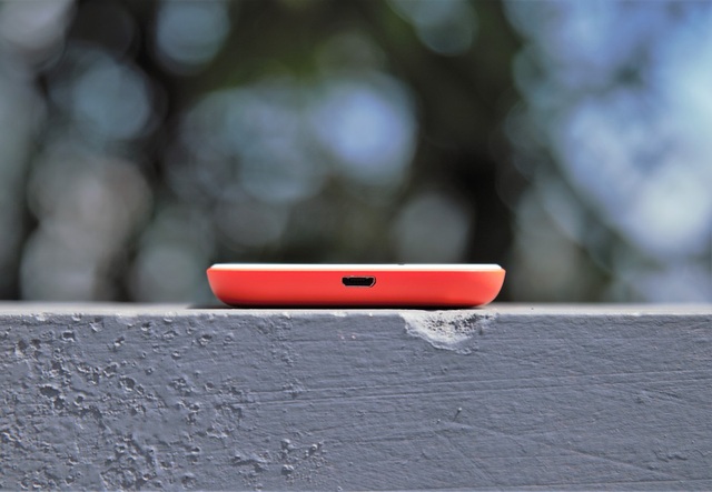 Đập hộp smartphone rẻ nhất của Nokia tại Việt Nam - 7 Cạnh dưới là cổng sạc micro USB