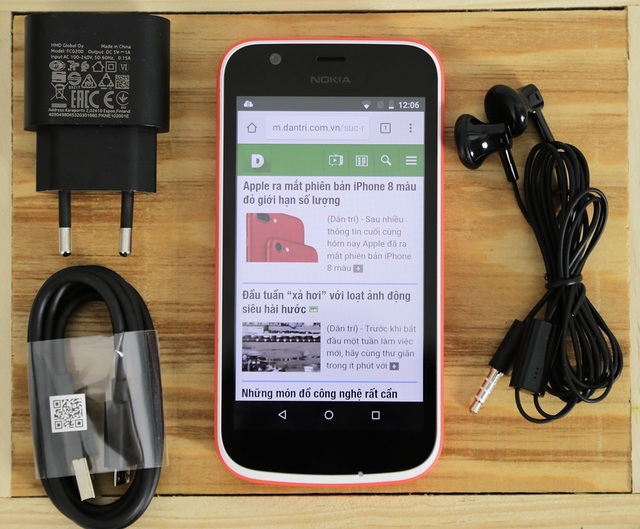 Đập hộp smartphone rẻ nhất của Nokia tại Việt Nam - 11 Theo công bố, máy lên kệ thị trường với 2 phiên bản màu sắc là đỏ và xanh đậm.