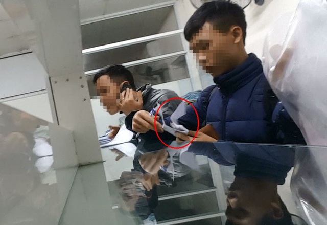 Nườm nượp cảnh kẹp tiền, đưa - nhận tại Hải quan Hải Phòng - 1
Các “chạy lệnh” viên đang làm thủ tục thông quan cho hàng hóa.