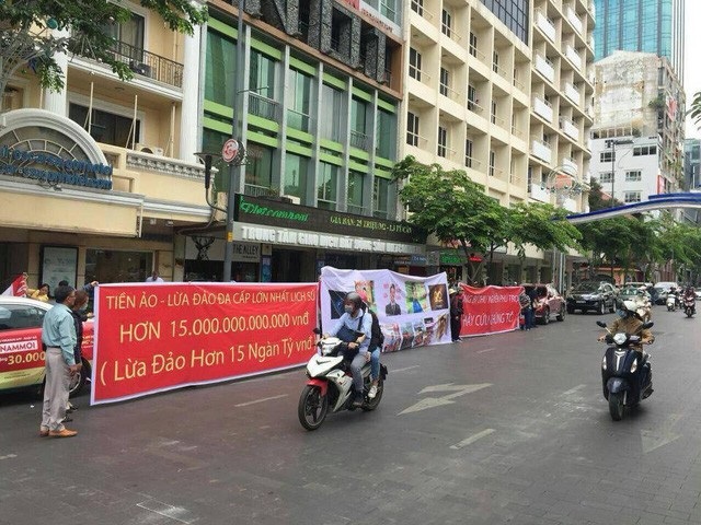 Vụ lừa đảo 15 nghìn tỷ tiền ảo: Có thể truy tố hình sự, thu hồi tiền cho nhà đầu tư - 2
Biểu tình tố cáo chiếm đoạt lừa đảo hơn 15 nghìn tỷ đồng từ tiền ảo tại TP. HCM vào ngày 8/4.